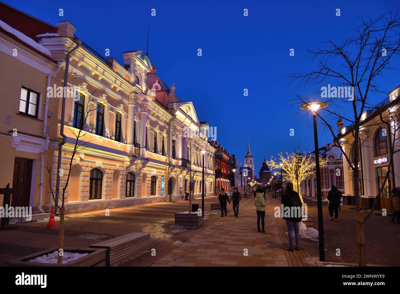 Tula, Russie - 2 mars 2024 : vue nocturne sur la rue Metalistov, rue piétonne de Tula, l'une des plus anciennes de la ville. Les manoirs dans le style de Banque D'Images