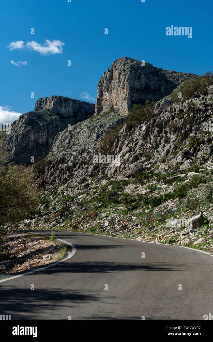 Paysage idyllique d'une route de montagne par une journée ensoleillée, Alicante, Costa Blanca, Espagne - photo stock Banque D'Images