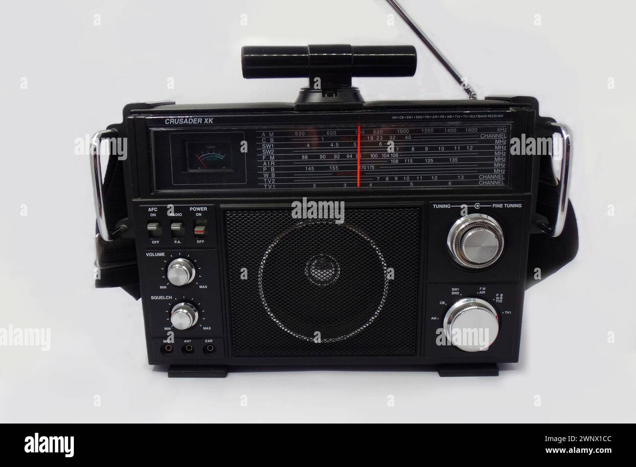 Itterbeck, Allemagne - 20 février 2024 : ancien récepteur radio multibande Crusader XK avec deux antennes externes sur fond blanc. Ce Rec. Ondes courtes Banque D'Images