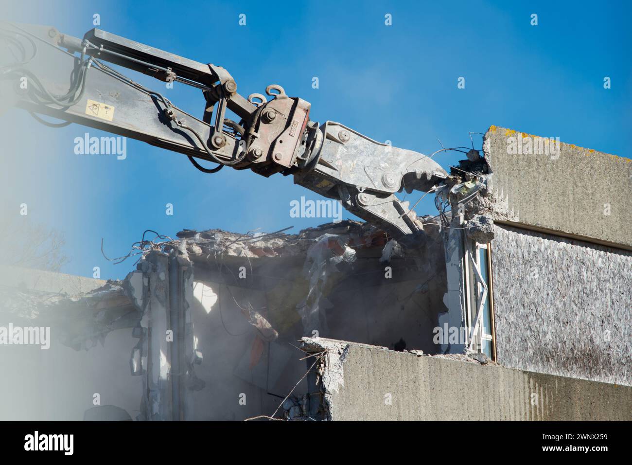 Pulvérisateur, outil de démolition de grue de concasseur avec attache rapide Lehnhoof démolissant le bâtiment du poste de police, Christchurch Royaume-Uni Banque D'Images