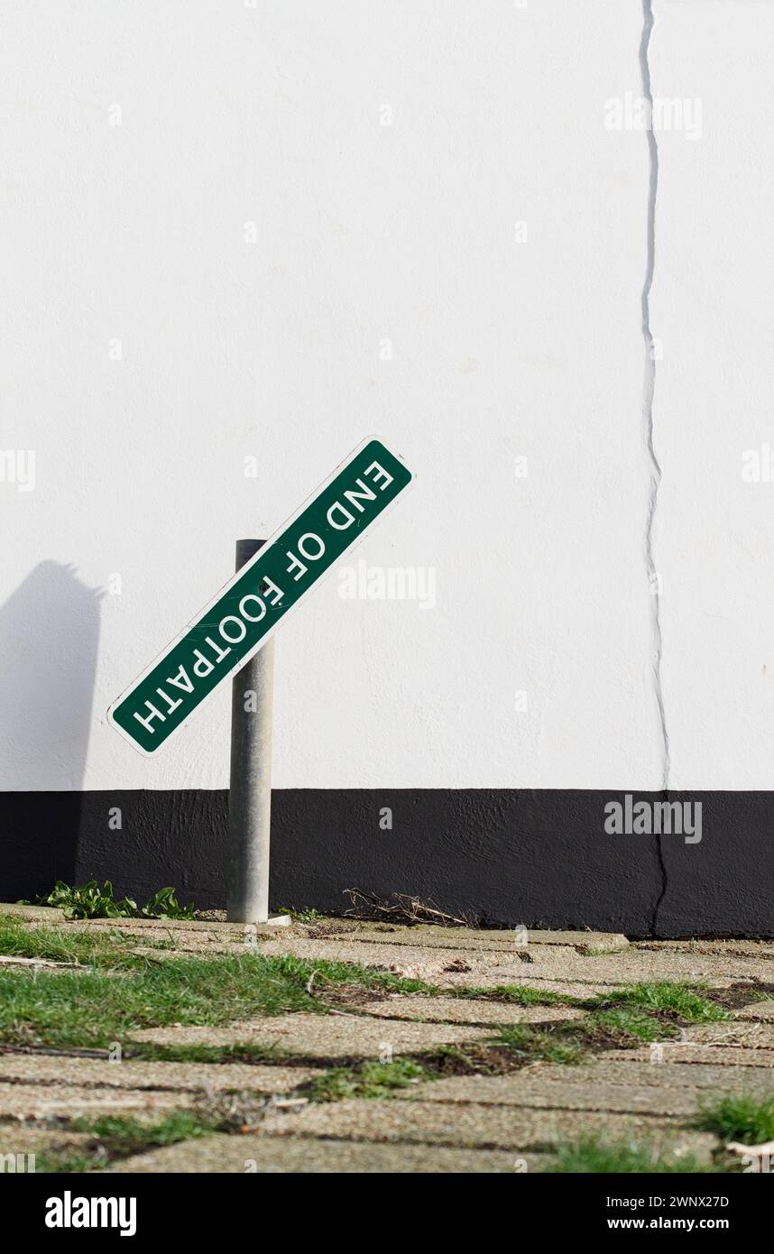 Wonky, Crooked, End of Footpath Sign Against A White Wall, Christchurch, Royaume-Uni Banque D'Images