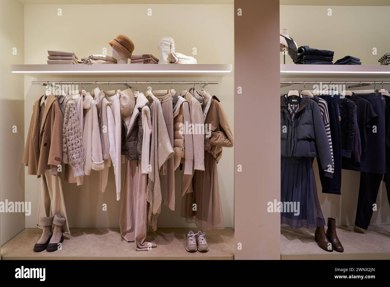 SINGAPOUR 06 NOVEMBRE 2023 Brunello Cucinelli magasin a Paragon. Brunello Cucinelli est une marque italienne de mode de luxe qui vend des vetements pour hommes des vetements pour femmes Photo Stock Al...