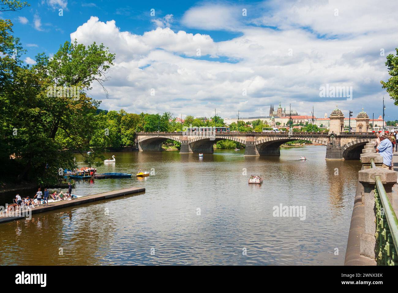 L'été à Prague. Les gens apprécient la rivière Vltava près de l'île Slovansky et du pont de la Légion Banque D'Images