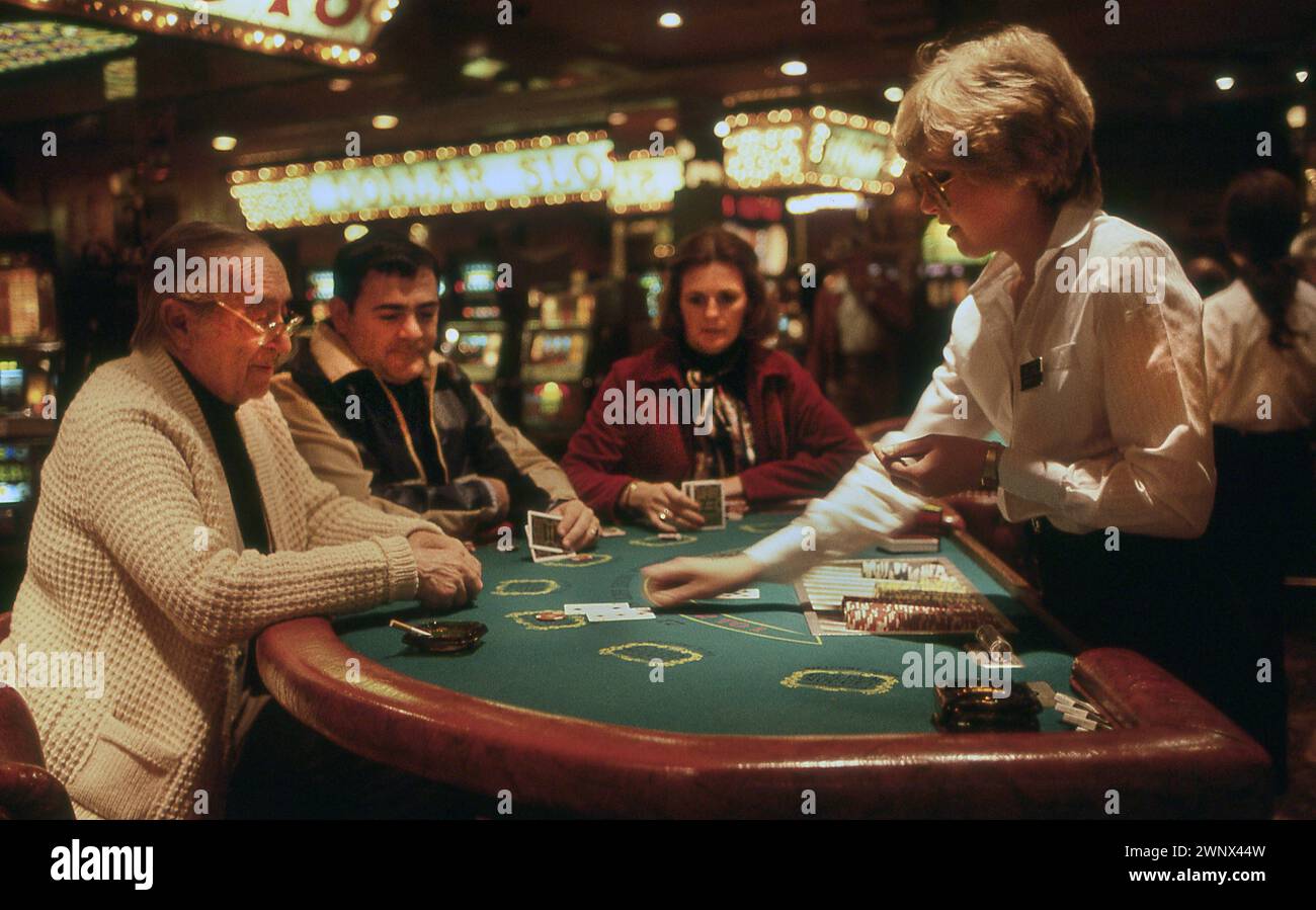 Joueurs dans le casino Golden Nugget à Las Vegas Nevada USA en 1981 Banque D'Images