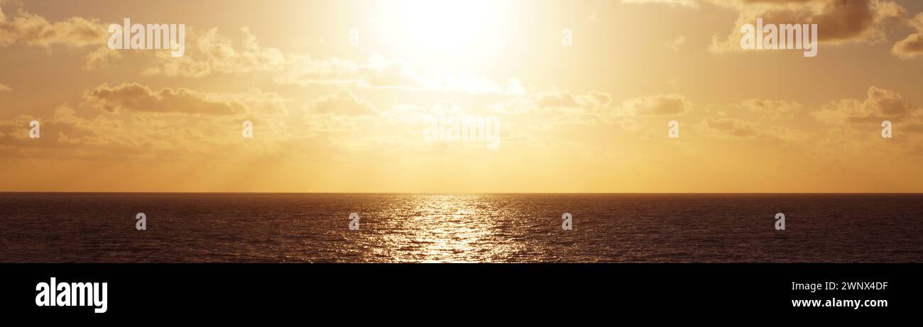 horizon marin avec soleil réfléchissant, panorama de la mer dans le ton brun. Banque D'Images