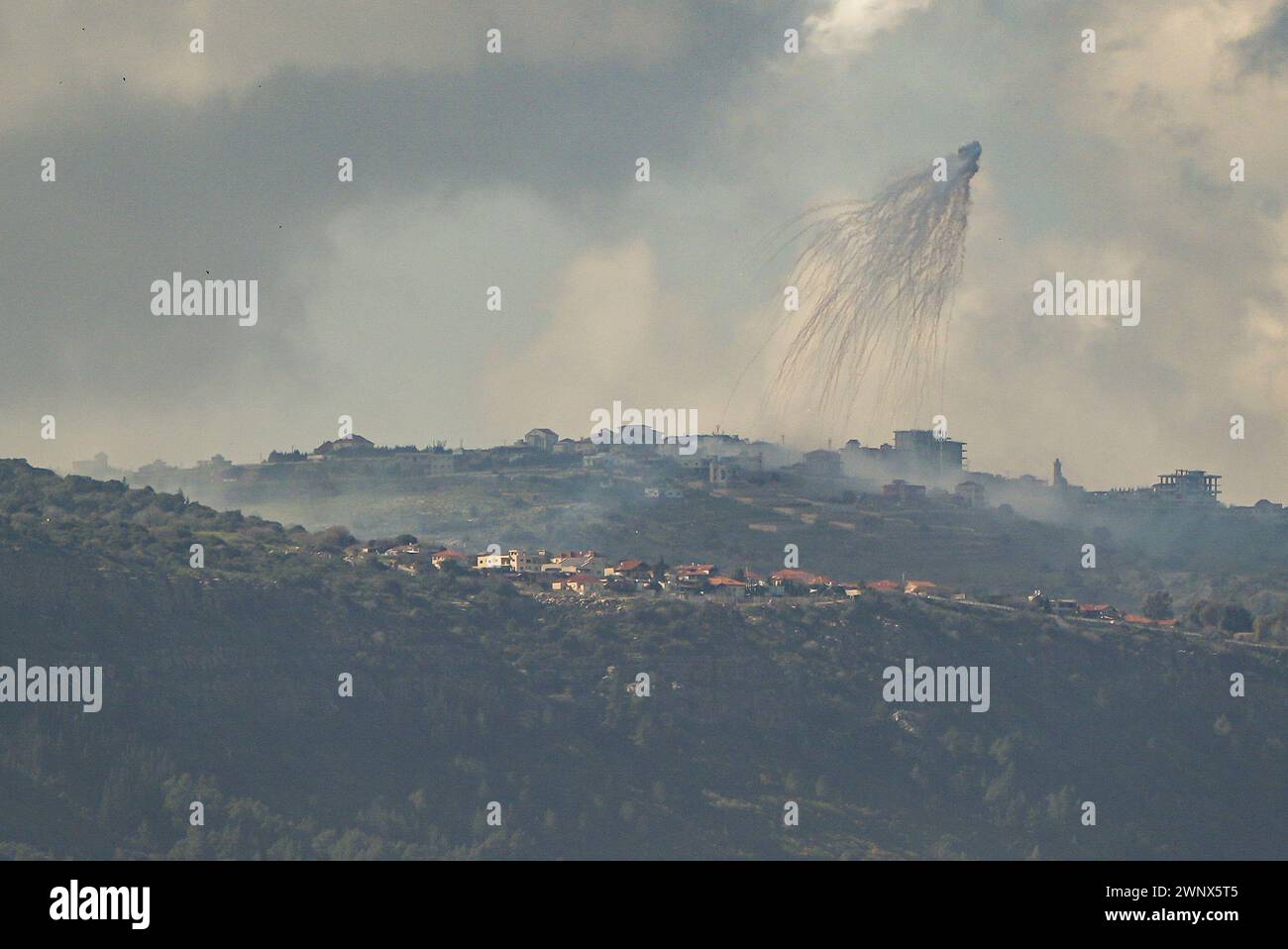 (240304) -- FRONTIÈRE ISRAÉLO-LIBANAISE, 4 mars 2024 (Xinhua) -- fumée s'élève du village libanais de Markaba à la suite des bombardements israéliens dans le sud du Liban, à côté de la frontière avec Israël, le 4 mars 2024. Un ressortissant indien a été tué et sept autres blessés lundi dans le nord d'Israël par une attaque de missiles antichars par des militants du Hezbollah au Liban, ont indiqué des sources israéliennes. L’armée israélienne a réagi en lançant des tirs de chars et d’artillerie vers la source de l’attaque au missile, selon un porte-parole militaire israélien. (Ayal Margolin/JINI via Xinhua) Banque D'Images