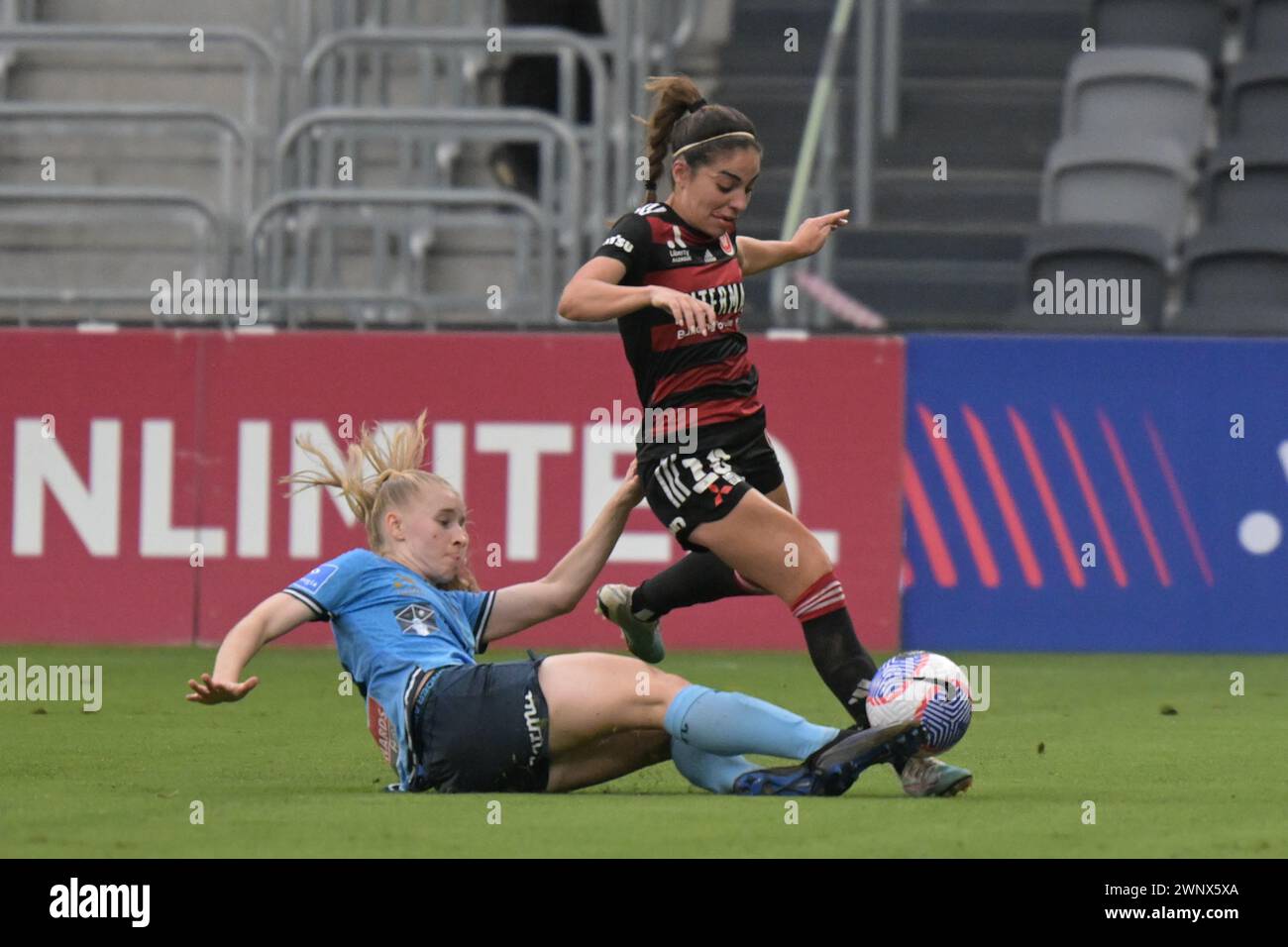 Parramatta, Australie. 02 mars 2024. Taylor Jade Ray (à gauche) de l'équipe Sydney FC et Melissa Caceres (à droite) du Western Sydney Wanderers FC sont vus en action lors du match de la saison 18 Liberty A-League 2023/24 entre le Western Sydney Wanderers FC et le Sydney FC qui s'est tenu au CommBank Stadium. Score final Sydney FC 2:0 Western Sydney Wanderers. Crédit : SOPA images Limited/Alamy Live News Banque D'Images