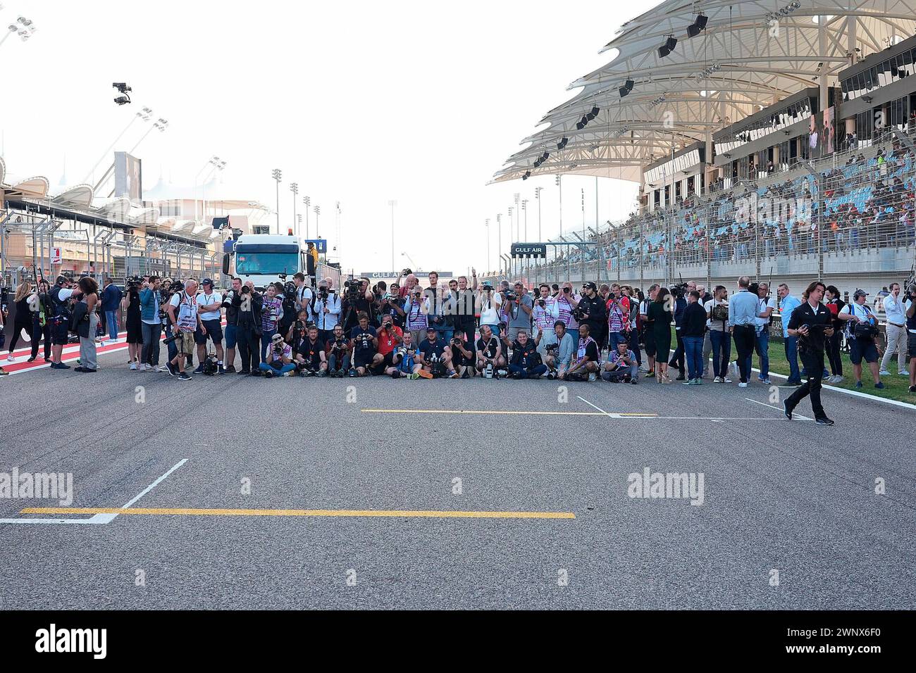 03/02/2024, circuit international de Bahreïn, Sakhir, Grand Prix de formule 1 Gulf Air Bahrain 2024, sur la photo tous les photographes attendent la photo de groupe des pilotes de formule 1 de la saison 2024. Banque D'Images