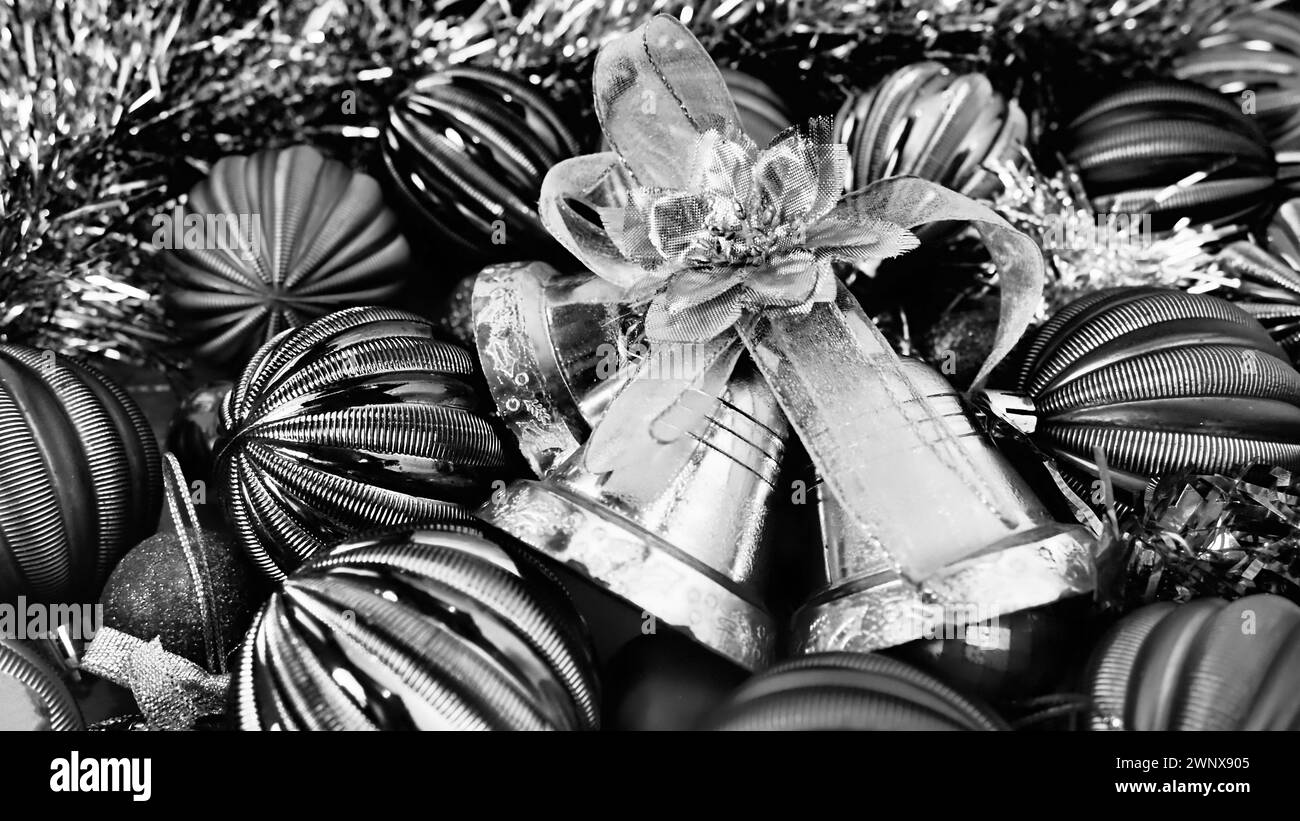 Fond de Noël avec décorations de Noël, boules de vacances, cloches, arcs, pluie d'arbre de Noël. Noir et blanc noir et blanc rétro rétro finage horizontal Banque D'Images