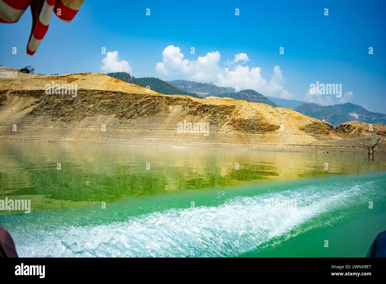 Tehri Lake, surface de l'eau derrière un bateau à moteur rapide dans le lac Tehri. Sentier sur la surface de l'eau derrière le hors-bord. Vue arrière des vagues derrière le spee Banque D'Images