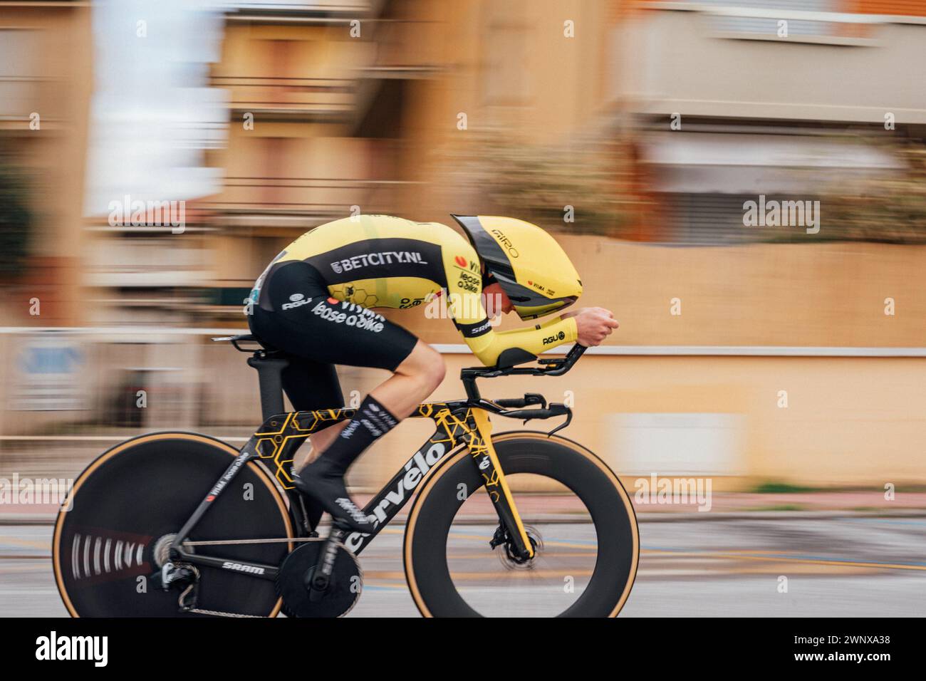 Lido Di Camaiore, Italie. 04 mars 2024. Photo par Zac Williams/SWpix.com - 04/03/2024 - cyclisme - 2024 Tirreno Adriatico - Stage 1 ITT - Lido di Camaiore - Benjamin Tullett, Visma louer un vélo. Nouveau casque Giro Aero crédit : SWpix/Alamy Live News Banque D'Images