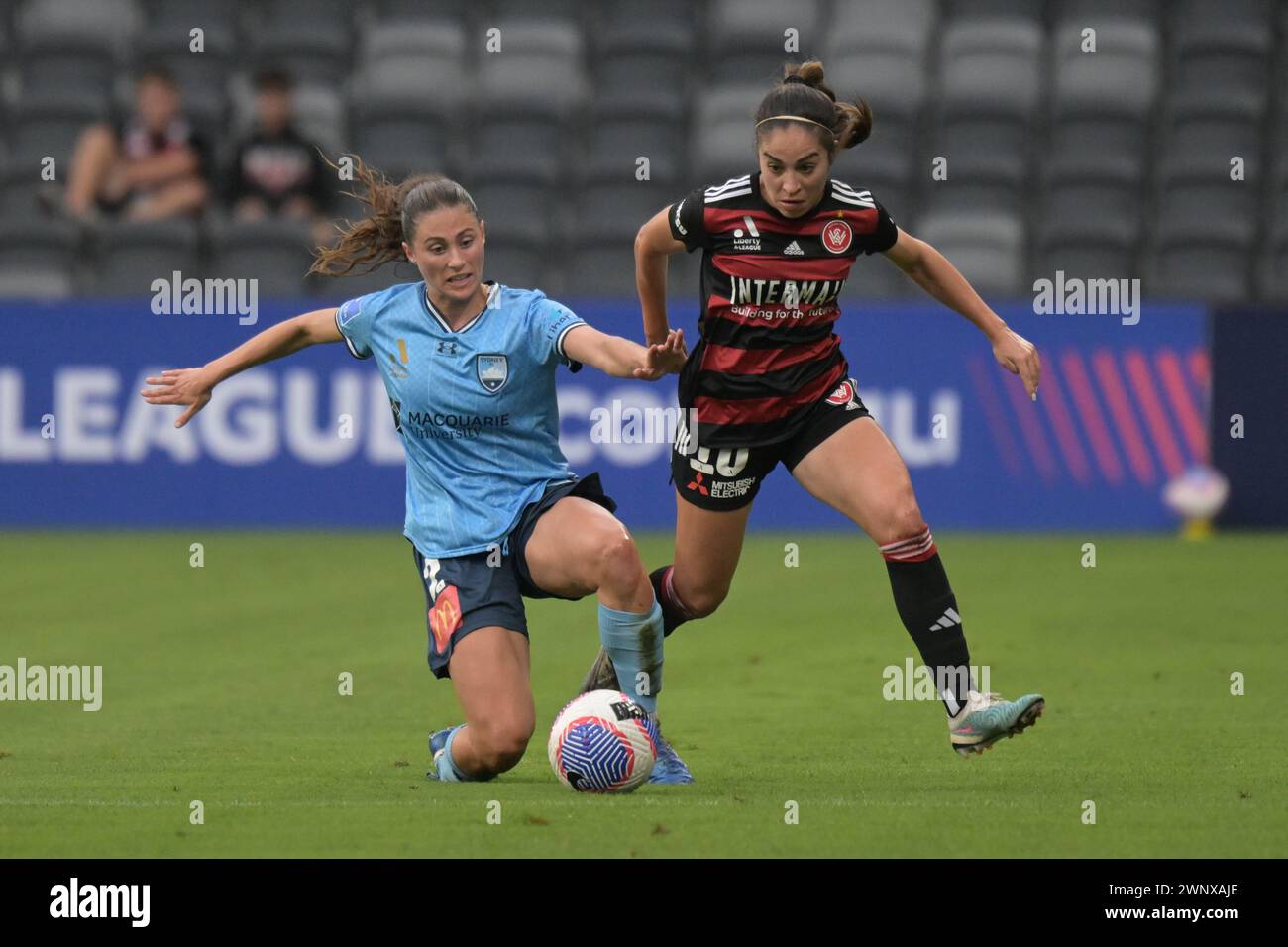 Parramatta, Australie. 02 mars 2024. Margaux Marianne Chauvet (G) de l'équipe du Sydney FC et Melissa Caceres (d) du Western Sydney Wanderers FC sont vues en action lors du match de la saison 18 de Liberty A-League 2023/24 entre le Western Sydney Wanderers FC et le Sydney FC qui s'est tenu au CommBank Stadium. Score final Sydney FC 2:0 Western Sydney Wanderers. (Photo Luis Veniegra/SOPA images/SIPA USA) crédit : SIPA USA/Alamy Live News Banque D'Images