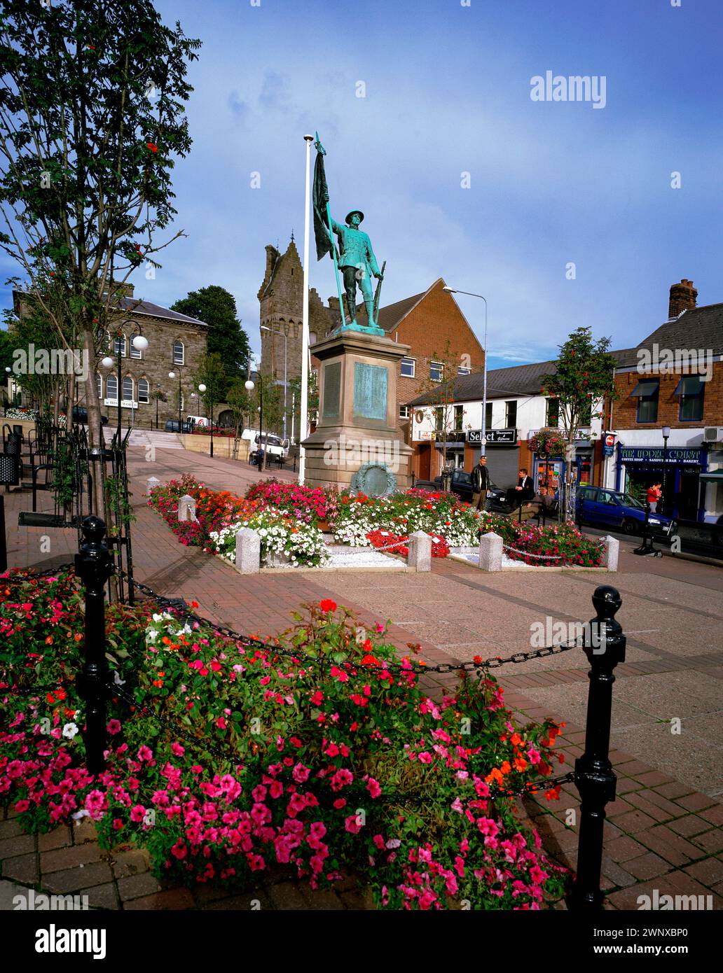 Main Square Dungannon orné de fleurs d'été, comté de Tyrone, Irlande du Nord Banque D'Images