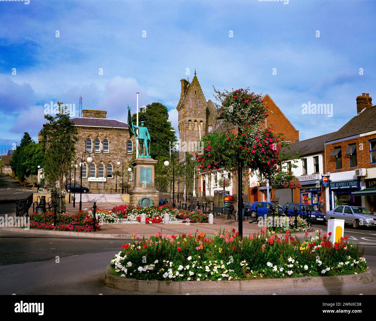 Main Square Dungannon orné de fleurs d'été, comté de Tyrone, Irlande du Nord Banque D'Images