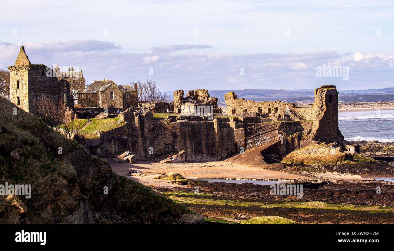 Vue magnifique sur le château écossais du 13ème siècle dans la ville historique de Fife de St Andrews, en Écosse Banque D'Images