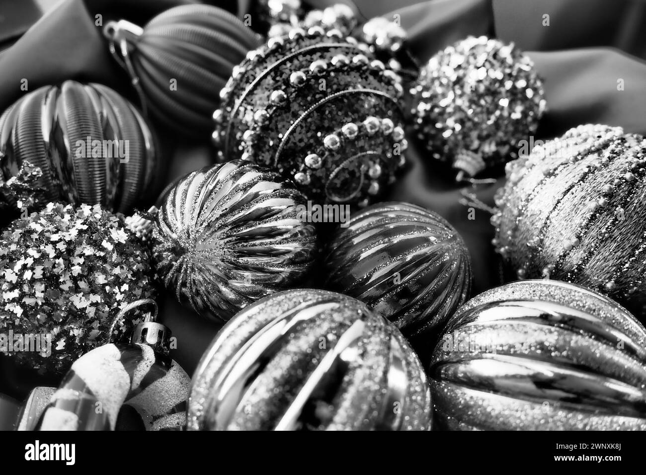 Les boules et décorations de Noël du nouvel an rapprochent la surface. Monochrome noir blanc argent. Boules de Noël modernes rayées. Festive magnifique Banque D'Images