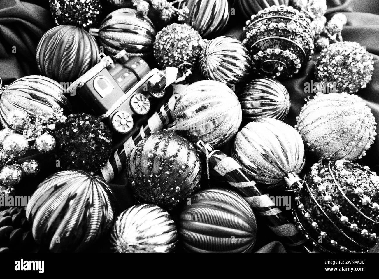 Les boules et décorations de Noël du nouvel an rapprochent la surface. Monochrome noir blanc argent. Boules de Noël modernes rayées. Festive magnifique Banque D'Images