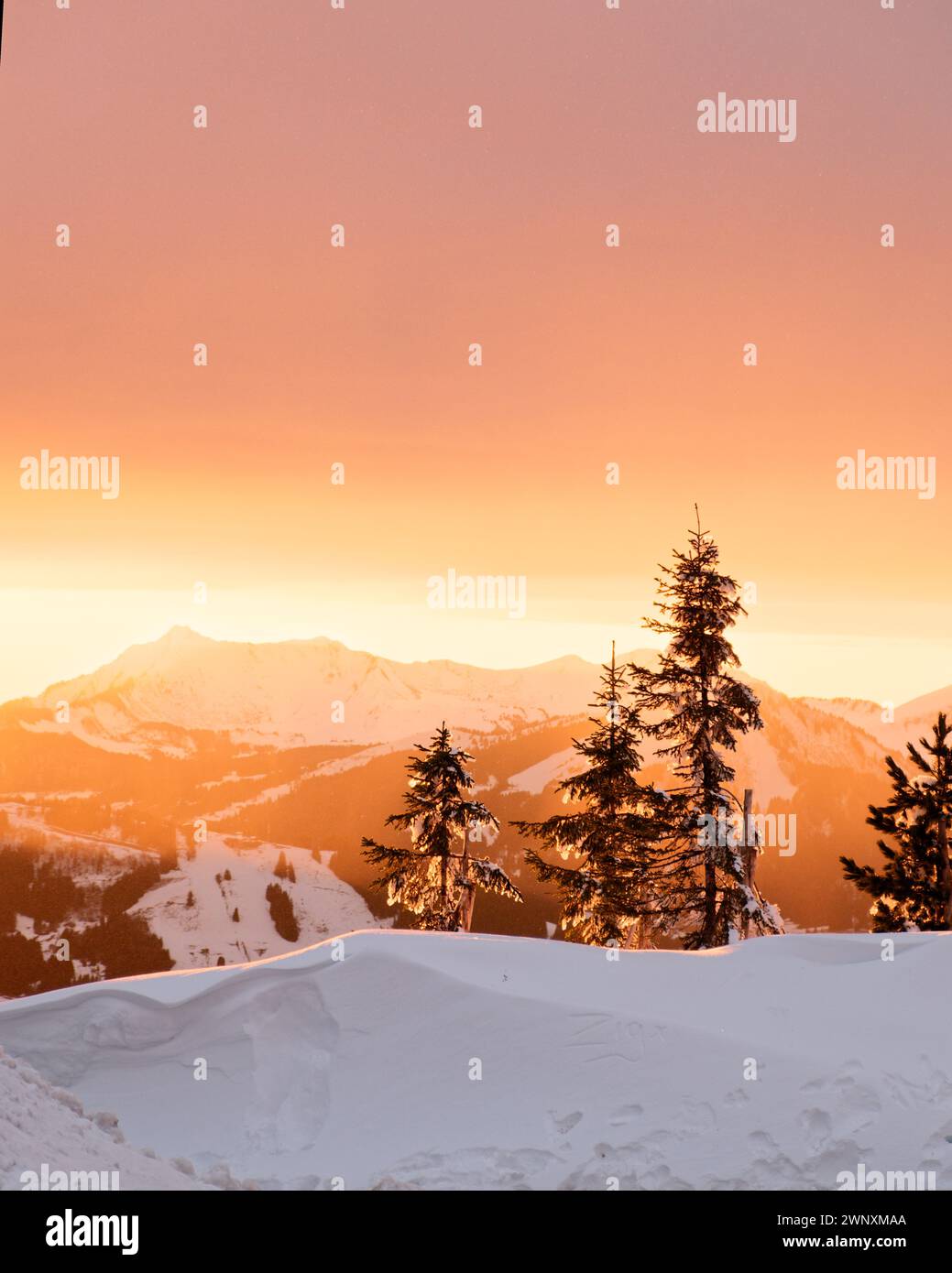 Paysage de montagne typique dans les alpes françaises pendant le coucher du soleil Banque D'Images