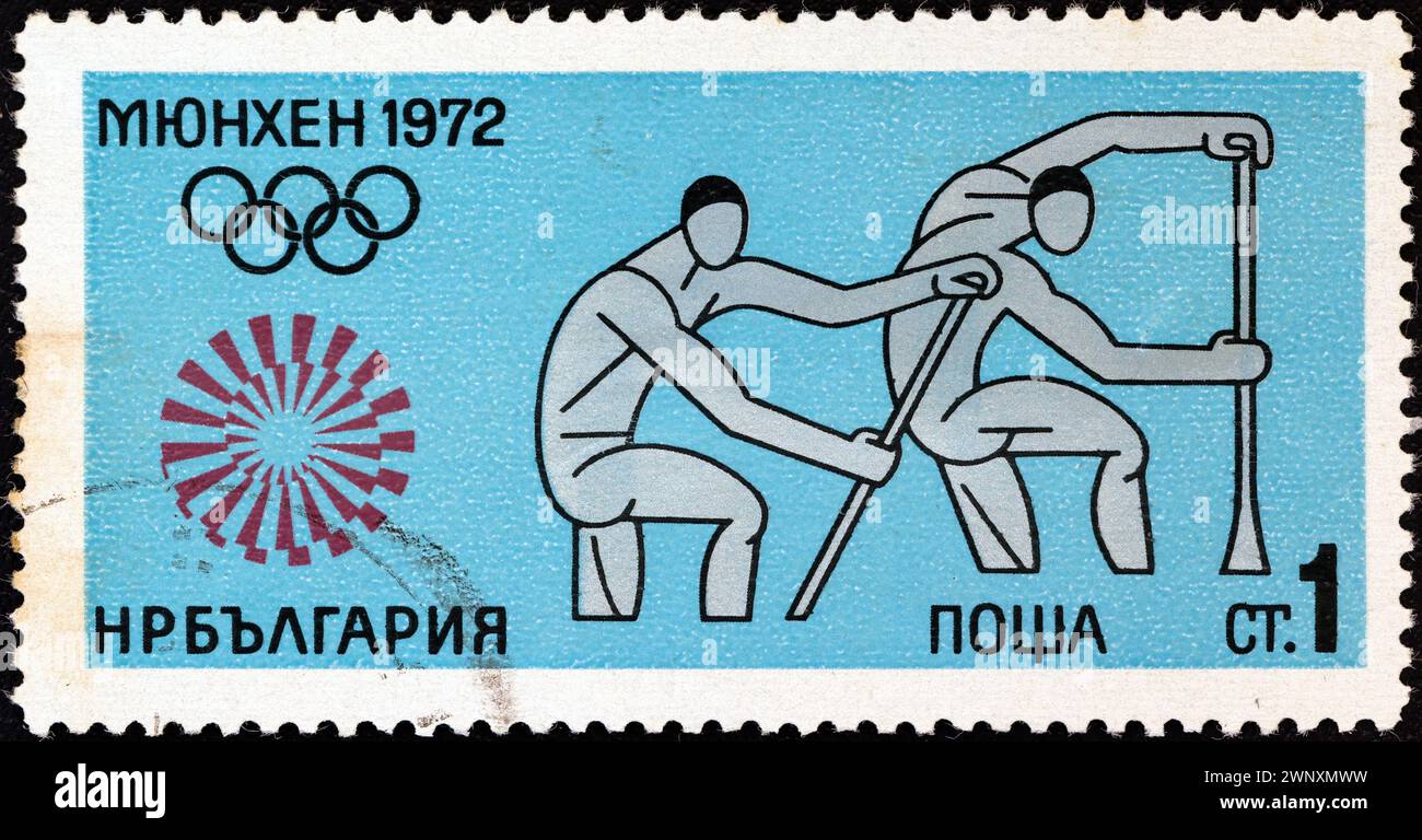 BULGARIE - VERS 1972 : un timbre imprimé en Bulgarie à partir de l'émission "Jeux Olympiques de Munich" montre des athlètes de canoë Banque D'Images BULGARIE - VERS 1972 : un timbre imprimé en Bulgarie à partir de l'émission "Jeux Olympiques de Munich" montre des athlètes de canoë Banque D'Images