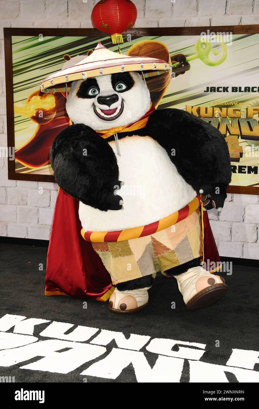 LOS ANGELES, CALIFORNIE - MARS 03 : un interprète en costume de 'po' assiste à la première de Universal Pictures 'Kung Fu Panda 4' à AMC The Grove 14 o Banque D'Images