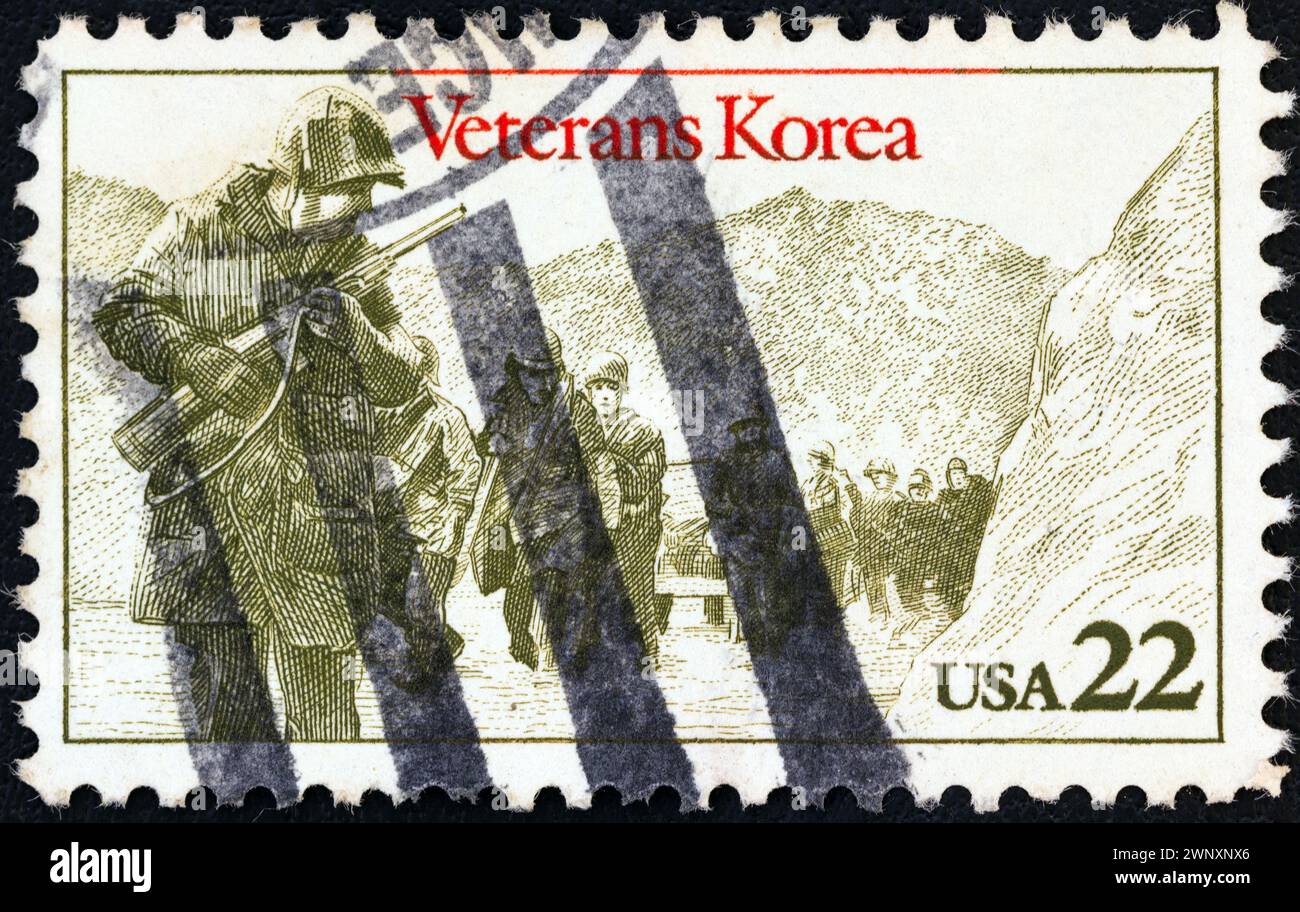 Etats-Unis - VERS 1985 : un timbre imprimé aux Etats-Unis à partir de l'émission des "vétérans de la guerre de Corée" montre des troupes dans un col de montagne Banque D'Images