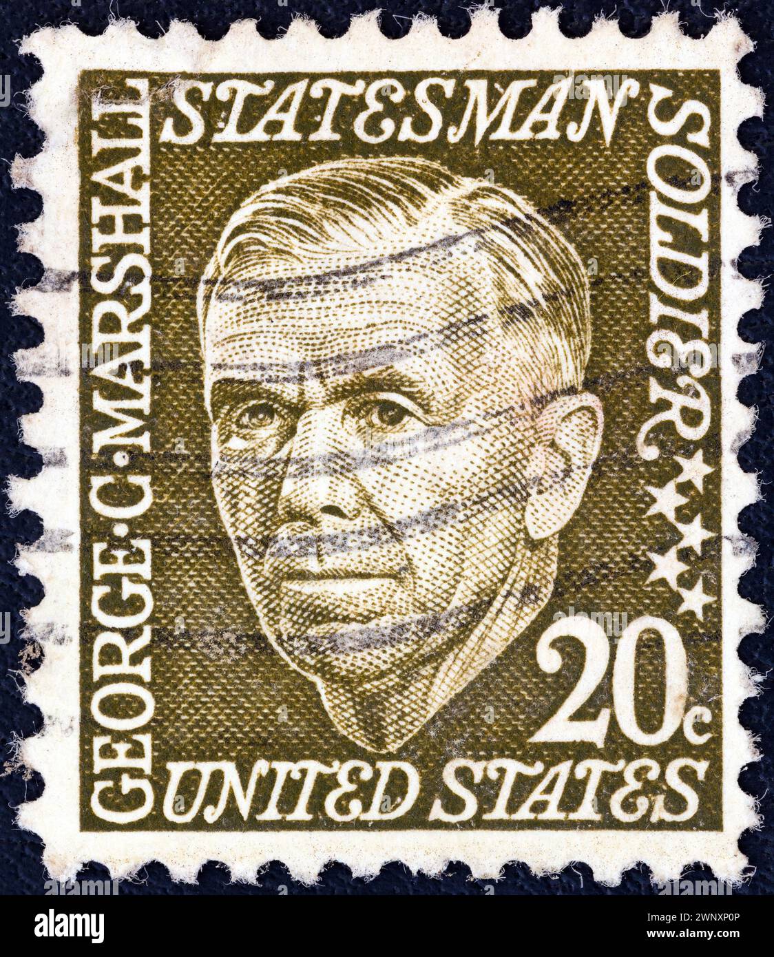 USA - VERS 1965 : un timbre imprimé aux USA de l'émission 'ProMinent Americans (1ère série)' montre George C. Marshall Banque D'Images