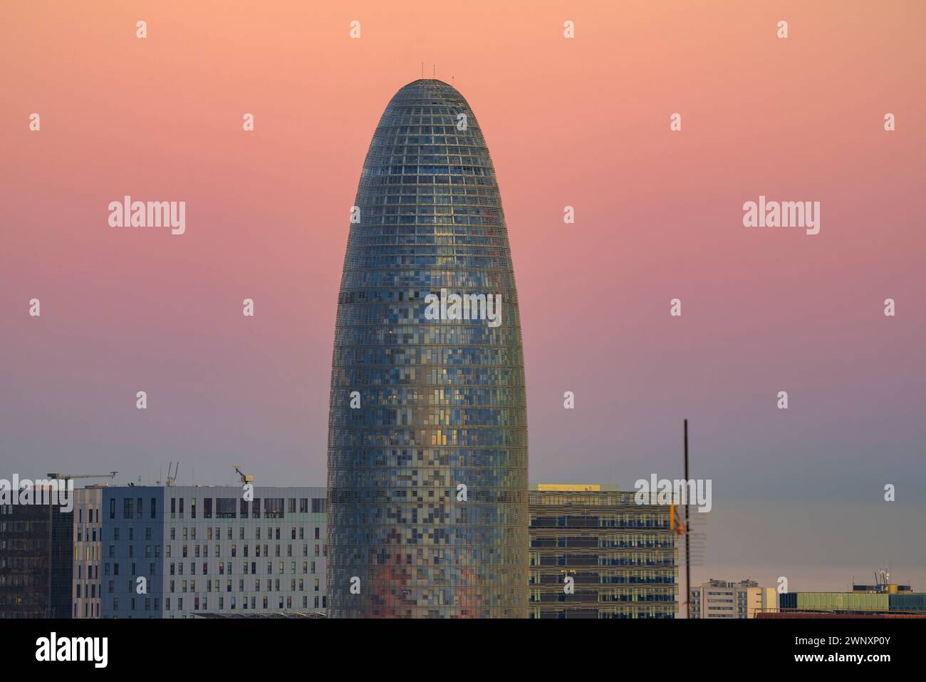 Torre Glòries (anciennement Torre Agbar) vu au coucher du soleil (Barcelone, Catalogne, Espagne) ESP : Torre Glòries (antes Torre Agbar) vista al atardecer (España) Banque D'Images