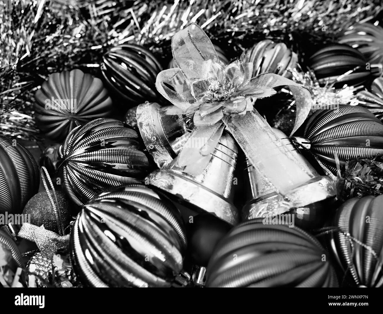 Fond de Noël avec décorations de Noël, boules de vacances, cloches, arcs, pluie d'arbre de Noël. Noir et blanc noir et blanc rétro rétro finage horizontal Banque D'Images