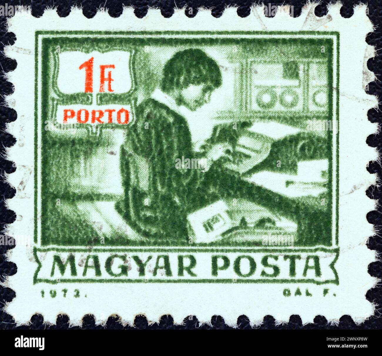 HONGRIE - VERS 1973 : un timbre imprimé en Hongrie à partir de l'émission "opérations postales" montre une machine d'enregistrement de données, vers 1973. Banque D'Images
