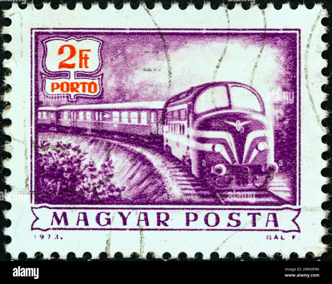 HONGRIE - VERS 1973 : un timbre imprimé en Hongrie à partir de l'émission "opérations postales" montre un train postal Diesel, vers 1973. Banque D'Images