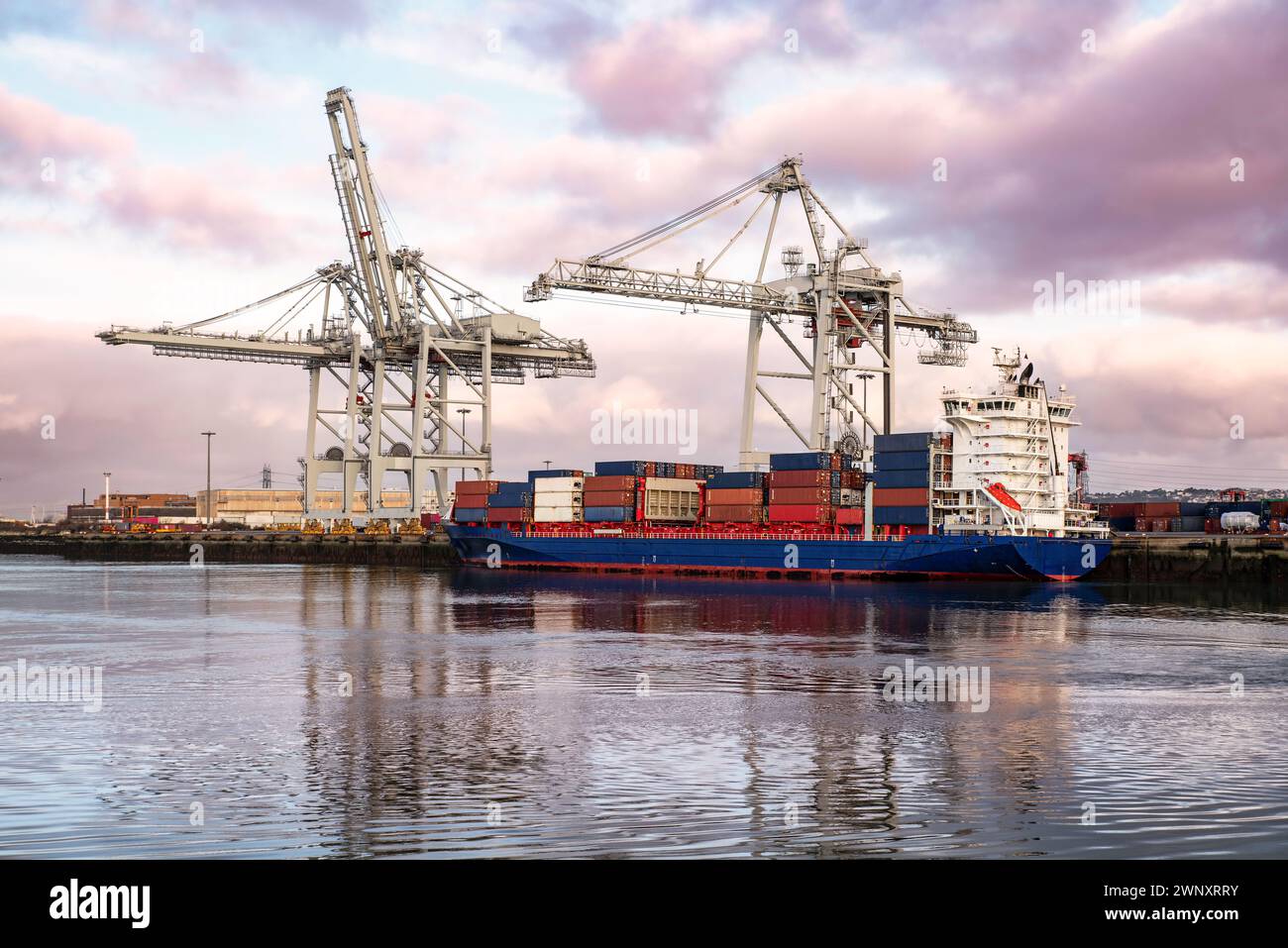 Navire marchand international dans le port du Havre en France Banque D'Images