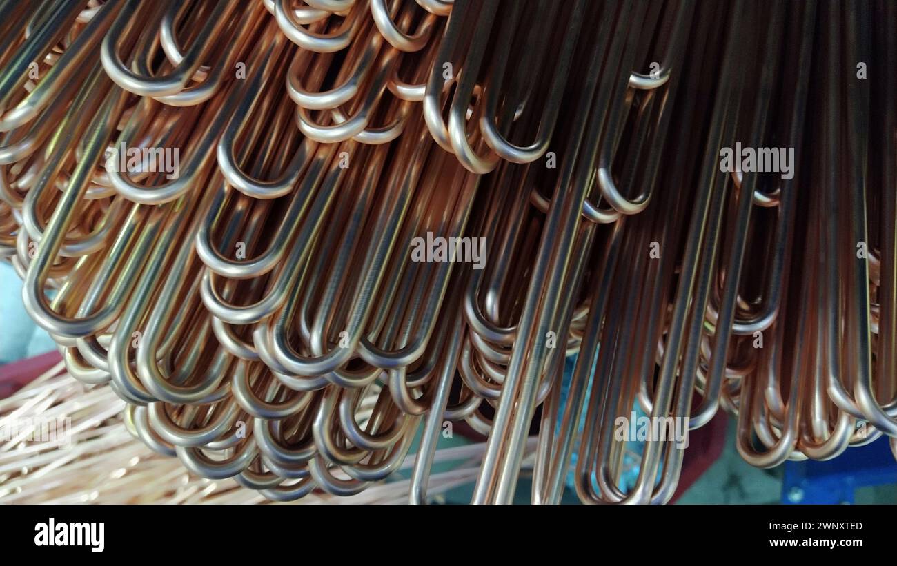 Tubes en cuivre pour échangeurs de chaleur. Les échangeurs de chaleur en cuivre sont importants dans les systèmes de refroidissement de chauffage thermique solaire en raison de la chaleur élevée en cuivre Banque D'Images