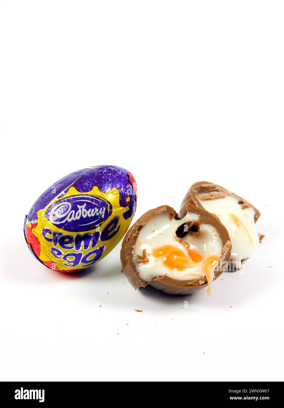 Oeufs Cadbury Creme sur fond blanc avec un suintant un fondant gooey Banque D'Images