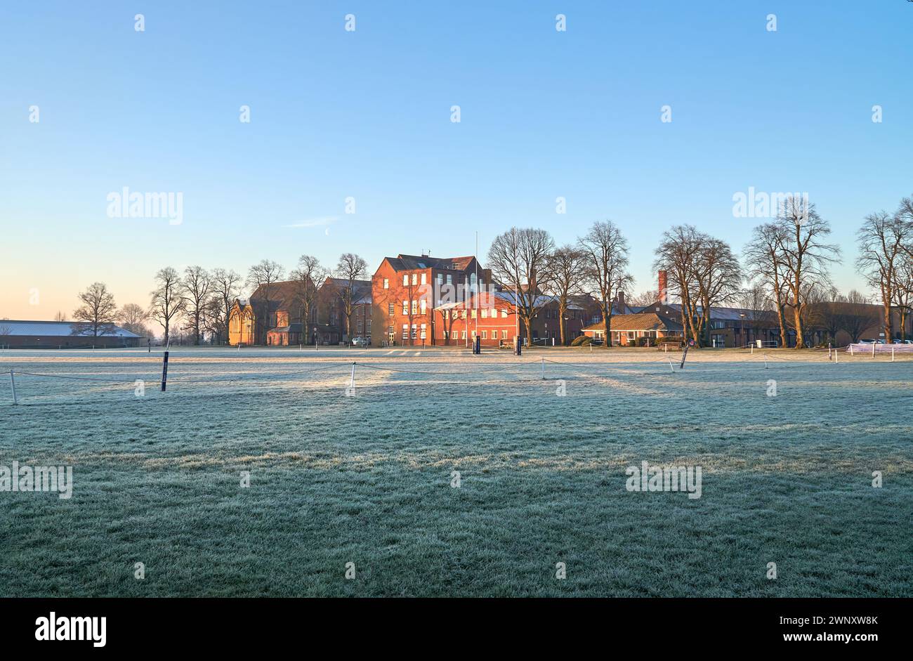 Terrain de sport scolaire couvert de gel à long Eaton, Derbyshire, Royaume-Uni Banque D'Images