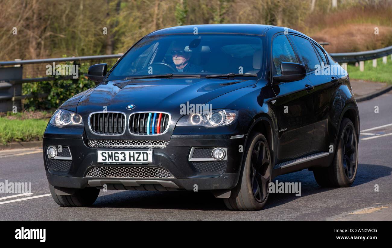 Milton Keynes, UK-Mar 4th 2024 : 2013 voiture noire BMW X6 Xdrive 30D conduisant sur une route anglaise Banque D'Images