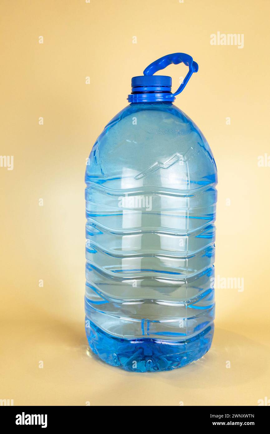 Une grande bouteille en plastique d'eau potable de 5 litres. Une bouteille d'eau. Le concept d'étancher la soif en été. Banque D'Images