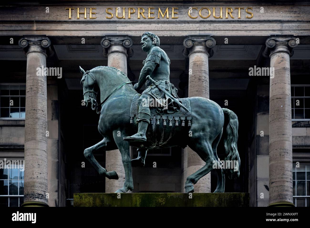 La statue équestre de Charles II habillée en empereur romain devant les cours suprêmes de Parliament Square, Édimbourg, Écosse, Royaume-Uni. Banque D'Images