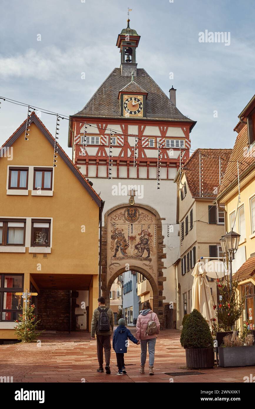 Balade automnale à Bietigheim-Bissingen : bonheur familial en Allemagne. Explorer Bietigheim-Bissingen : aventure automnale en famille en Allemagne. Des moments chéris Banque D'Images