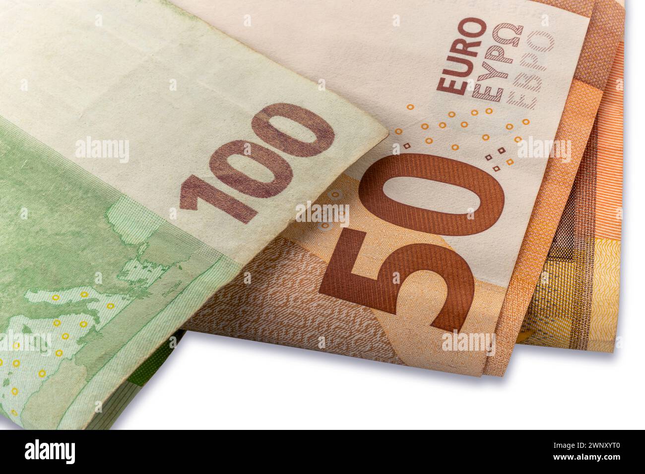 Gros plan sur les billets de 50 et 100 euros isolés sur blanc Banque D'Images