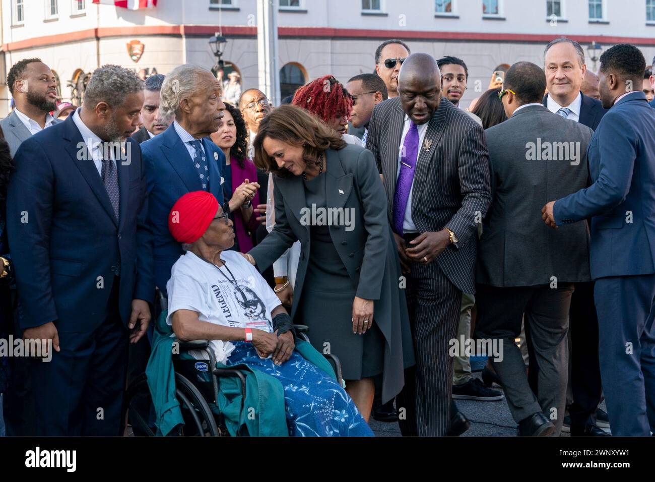 Selma, États-Unis d'Amérique. 03 mars 2024. Selma, États-Unis d'Amérique. 03 mars 2024. Le vice-président américain Kamala Harris, au centre, parle avec la militante des droits civiques Annie Pearl Avery, foulard rouge, le révérend Al Sharpton, à gauche, et l'avocat Ben Crump, à droite, avant de prendre une promenade symbolique à travers le pont Edmund Pettus commémorant le 59ème anniversaire de la sanglante dimanche droit de vote mars, le 3 mars 2024, à Selma, Alabama. Crédit : document de la Maison Blanche/photo de la Maison Blanche/Alamy Live News Banque D'Images