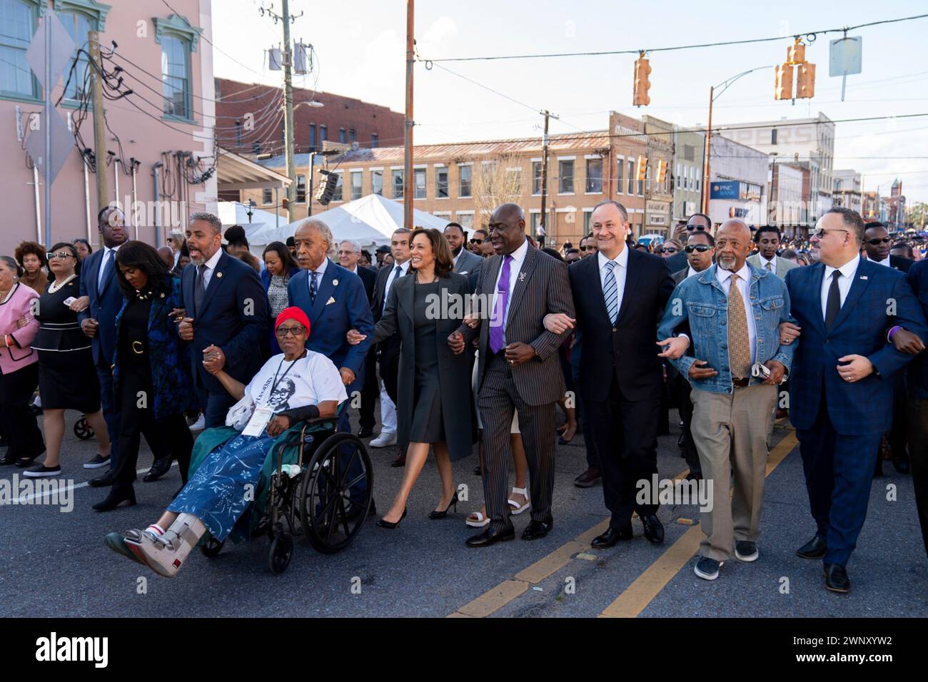 Selma, États-Unis d'Amérique. 03 mars 2024. Selma, États-Unis d'Amérique. 03 mars 2024. Le vice-président américain Kamala Harris, au centre, se joint aux militants des droits civiques, notamment le révérend Al Sharpton, Annie Pearl Avery, Ben Crump et le second gentleman Doug Emhoff, pour une promenade symbolique à travers le pont Edmund Pettus commémorant le 59e anniversaire de la marche du droit de vote du dimanche sanglant, le 3 mars 2024, à Selma, en Alabama. Crédit : document de la Maison Blanche/photo de la Maison Blanche/Alamy Live News Banque D'Images