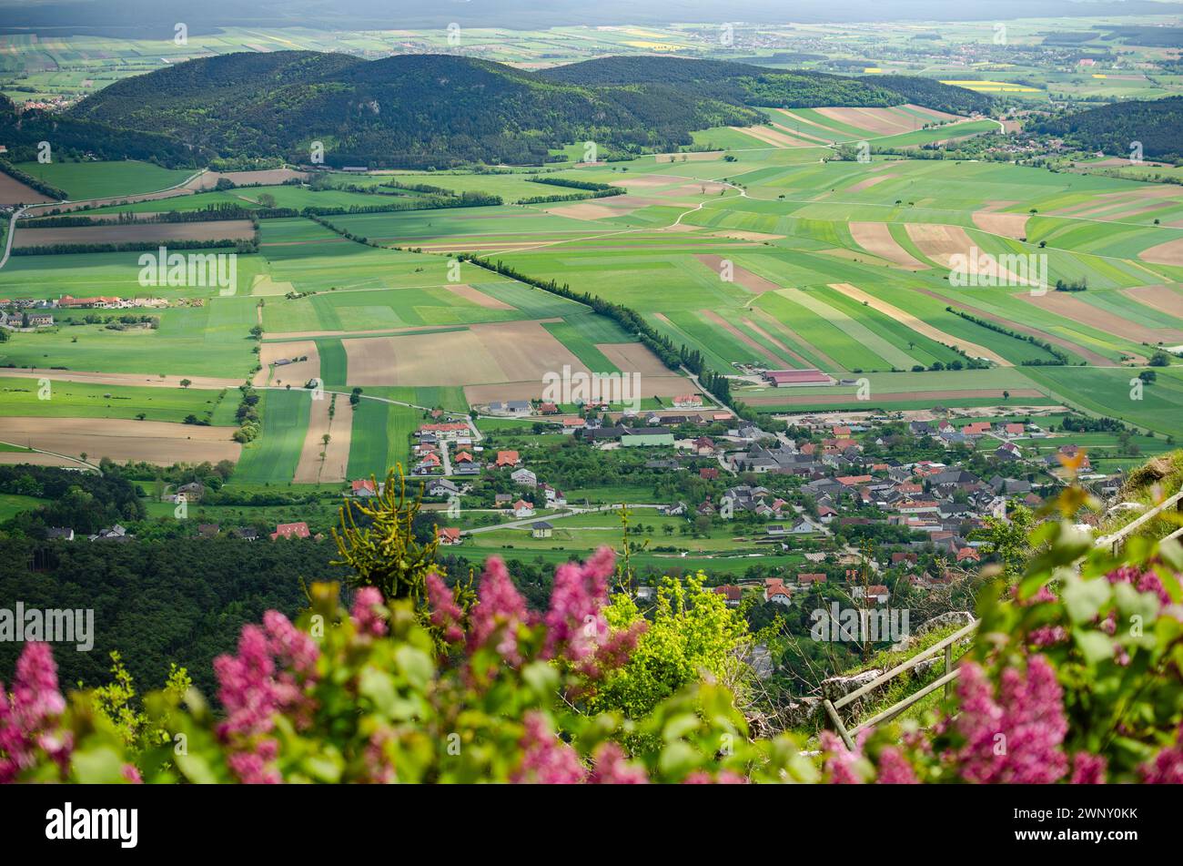 Vue du sommet de la baguette Hohe, Autriche, une crête de montagne, destination populaire pour les touristes, ci-dessous au loin, vous pouvez voir les villages Banque D'Images