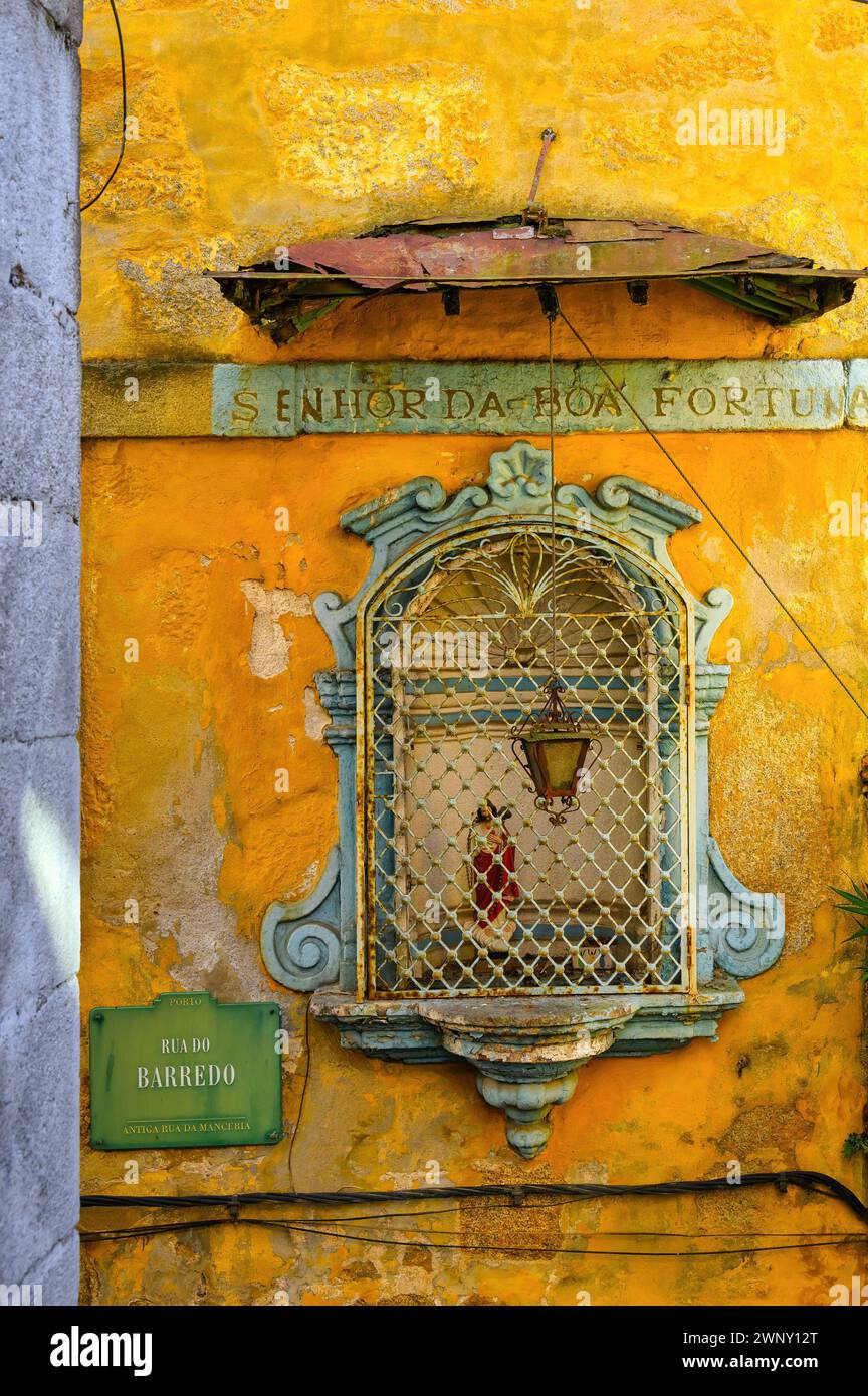 Autel de fenêtre religieuse dans une rue étroite, Senhor da Boa Fortuna, PORTO, PORTUGAL Banque D'Images