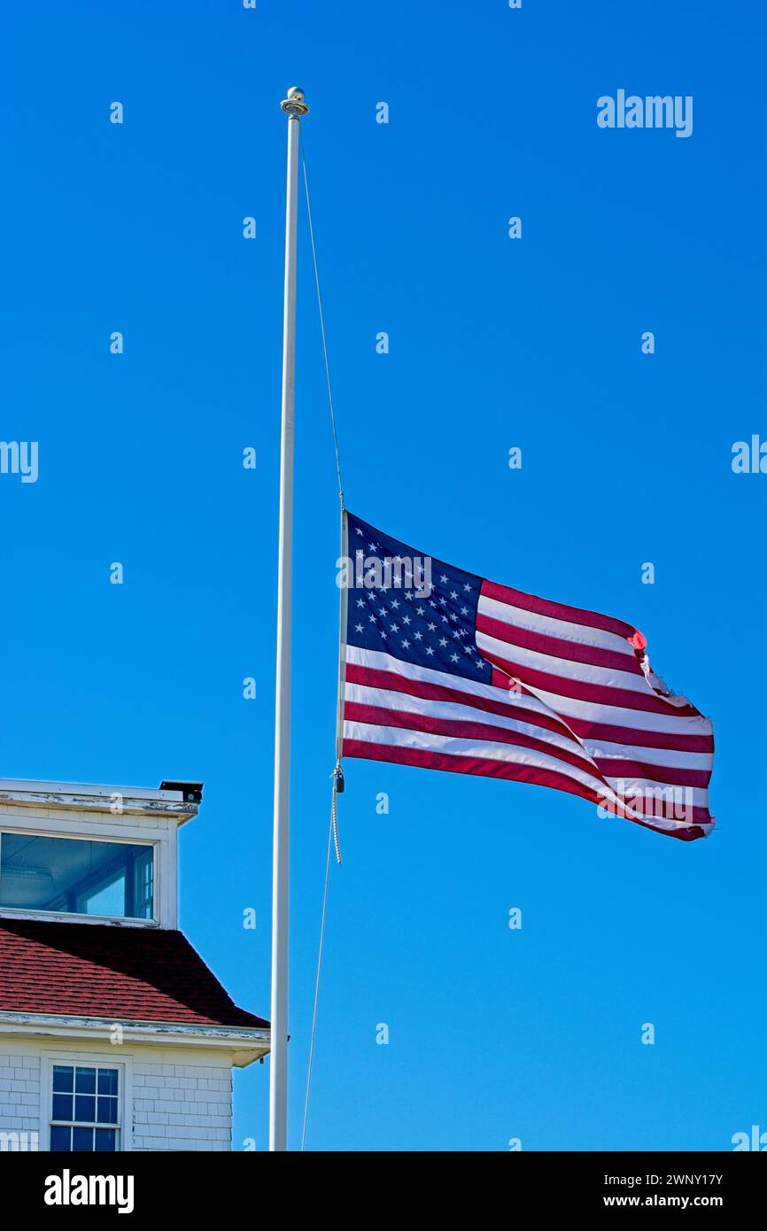 Drapeau américain en Berne derrière le ciel bleu à Race-point Beach, Provincetown Banque D'Images