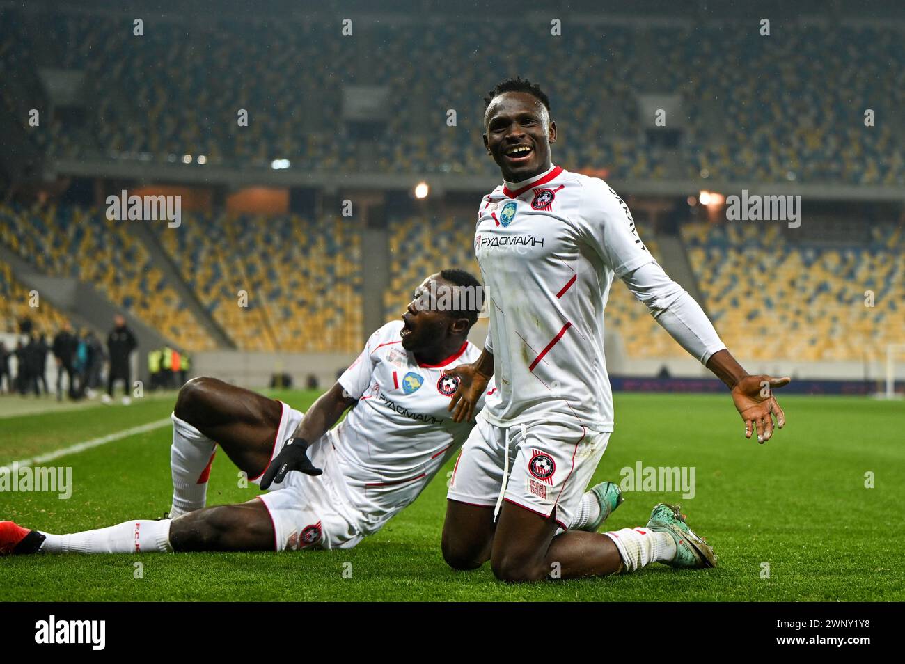 Non exclusif : LVIV, UKRAINE - 3 MARS 2024 - L'attaquant Prince Kwabena Adu (R) du FC Kryvbas Kryvyi Rih réagit au score lors de l'Ukraine 2023/2024 Banque D'Images