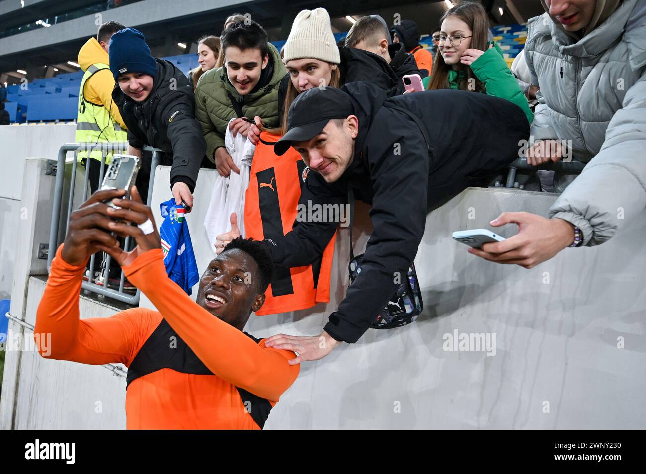 Non exclusif : LVIV, UKRAINE - 3 MARS 2024 - L'attaquante Lassina Traore du FC Shakhtar Donetsk prend un selfie avec les fans après le PR ukrainien 2023/2024 Banque D'Images