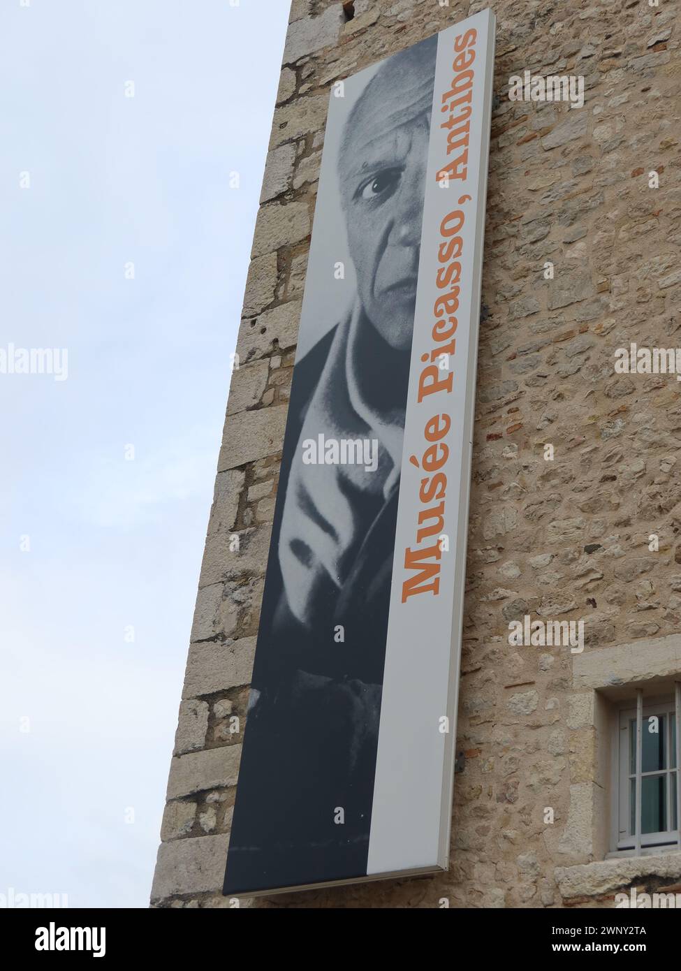 Une bannière à l'extérieur du bâtiment annonce le Musée Picasso à Antibes, installé dans l'ancien Château Grimaldi, avec des peintures et des sculptures. Banque D'Images