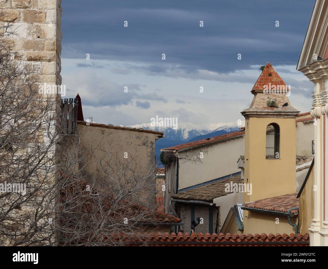 Vue de la place Mariejol devant le musée Picasso à Antibes regardant vers les montagnes enneigées. Banque D'Images