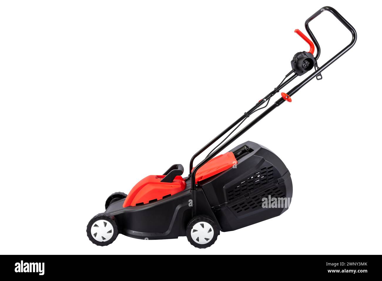 Tondeuse électrique pour l'entretien du jardin isolé sur fond blanc. Banque D'Images