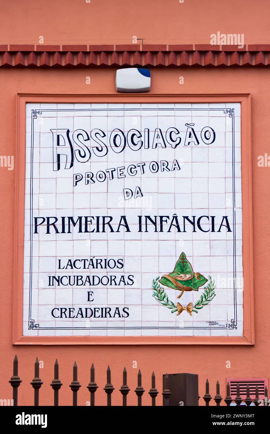 Signez pour Associação Protectora da Primeira Infância, Association de protection de la petite enfance (APPI), à Lisbonne, Portugal Banque D'Images